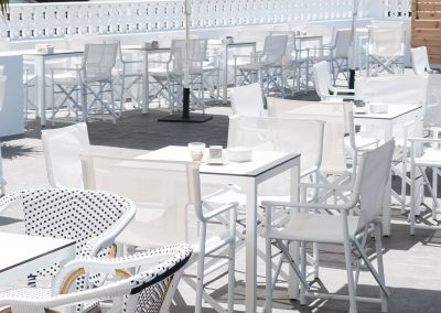 Charlotte Cadiz, un nouveau bar de plage décoré par MisterWils, architecture d'intérieur, vintage, furniture for free souls