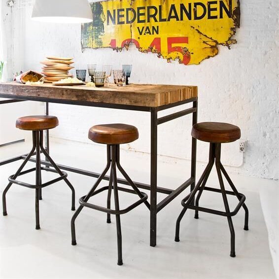 TABURETE ALTO METAL Y PIEL GAUCHO estilo Industrial. Encuéntralo en MisterWils. Más de 4000m² de exposición y almacén.4