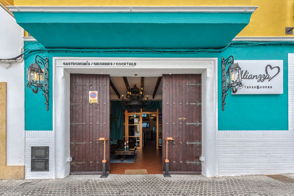 Alianzza Tapas & Copas. Nuevo local en Utrera con mobiliario de MisterWils. MisterWils, más de 4000m² de exposición y venta. Decoración e interiorismo en Sevilla. Fabricantes a medida e importadores directos, sin intermediarios, de mobiliario e iluminación estilos vintage, industrial y nórdico. Todo lo que necesitas para comenzar un negocio o reactivarlo.