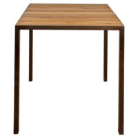 SHINE Table de style industriel avec structure de tubes en fer de 3cm, et plateau en bois de teck. Produit fabriqué par MisterWils, les dimensions et finitions sont personnalisables.