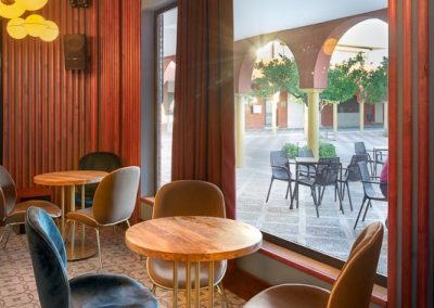 Sinatra, un nouveau bar à la mode à Séville, avec MisterWils, furniture for free souls, architecture d'intérieur, vintage...