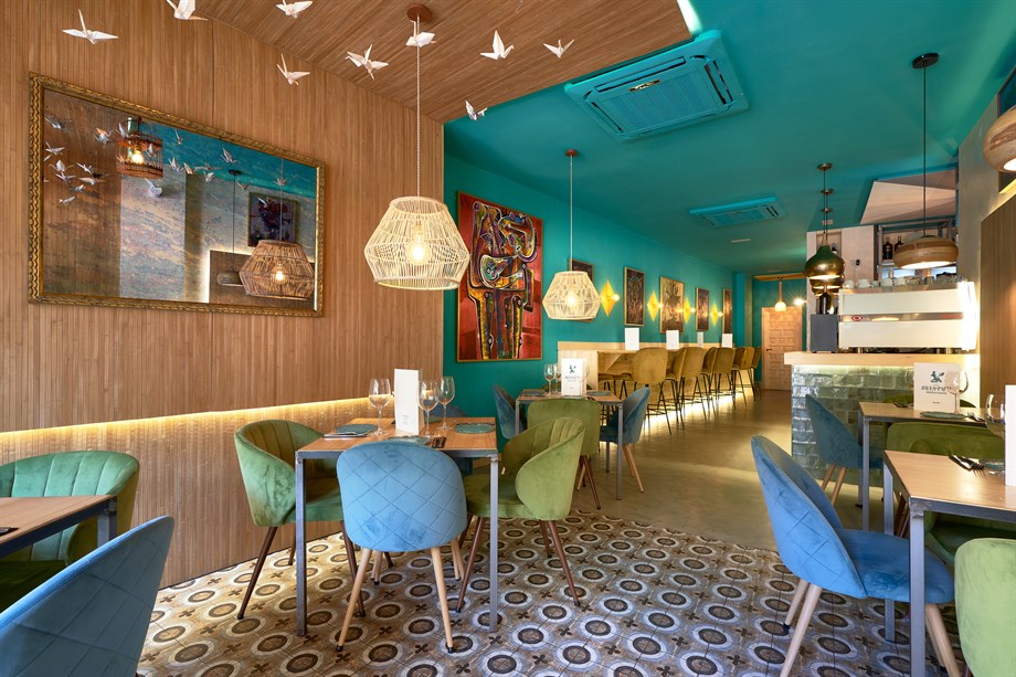 Desde que abrió sus puertas a finales de septiembre del 2019, la Jaula de Papel no ha parado de cosechar clientela y éxitos.Este restaurante, situado en pleno centro de la ciudad (en la calle Angostillo) ofrece una cocina abierta todo el día, ofreciendo distintas cartas del desayuno a la cena. Además, apuesta por una cocina mediterránea de mercado adaptando sus propuestas a la estación del año.La Jaula de Papel te va a convencer además por su interés por la decoración y el arte,La oferta se completa con una buena selección de postres, donde también pueden disfrutarse quesos y cócteles.Para la conceptualización del espacio y el proyecto de decoración, La Jaula de Papel contó con Marcos Muñoz Perea, de www.ardeseo.es que combina en su trabajo el diseño y la decoración con la pintura mural a medida, dando así a sus interiores un carácter 100% personal y único.Marcos cuenta con una dilatada experiencia en el sector, en el que lleva inmerso desde los años 90 y donde ha recibido diversos reconocimientos, como el premio al mejor stand en la feria MOMA de Ifema.En el proyecto, Marcos ha jugado con dos tipos de suelos, para diferenciar ambientes y ha aportado el punto natural con el uso de maderas forrando las paredes. El detalle artístico que no pasa desapercibido es la propuestas de las lámparas, donde Marcos ha partido de garzas de origami hechas en papel, sobre las hojas de un poemario de García-Lorca para introducirlas como elemento especial, saliendo de las jaulas, adaptadas en este caso como las lámparas del local.El espacio se completa con una terraza que permite disfrutar de la cocina de la Jaula de Papel y de la emblemática plaza de Santa Marta.