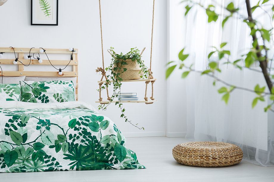 Tête de lit en rotin pour donner une touche tropicale à votre chambre
