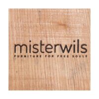 Gravure au laser sur bois par un système contrôlé par ordinateur.Personnalisez n'importe quel modèle parmi nos plateau en bois