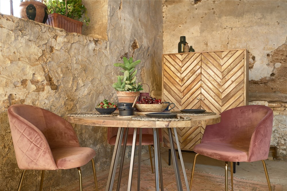 TIVOLI Table de style industriel avec structure en tubes d'acier, finition vernis, plateau en bois de manguier. | Trouvez-la chez MisterWils.