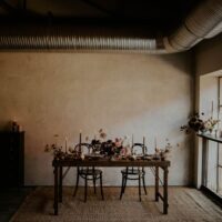 TABLE PLIANTE EN BOIS IMPERIAL style industriel | Trouvez-la chez MisterWils. Plus de 4000m² d'exposition. Shooting Photo
