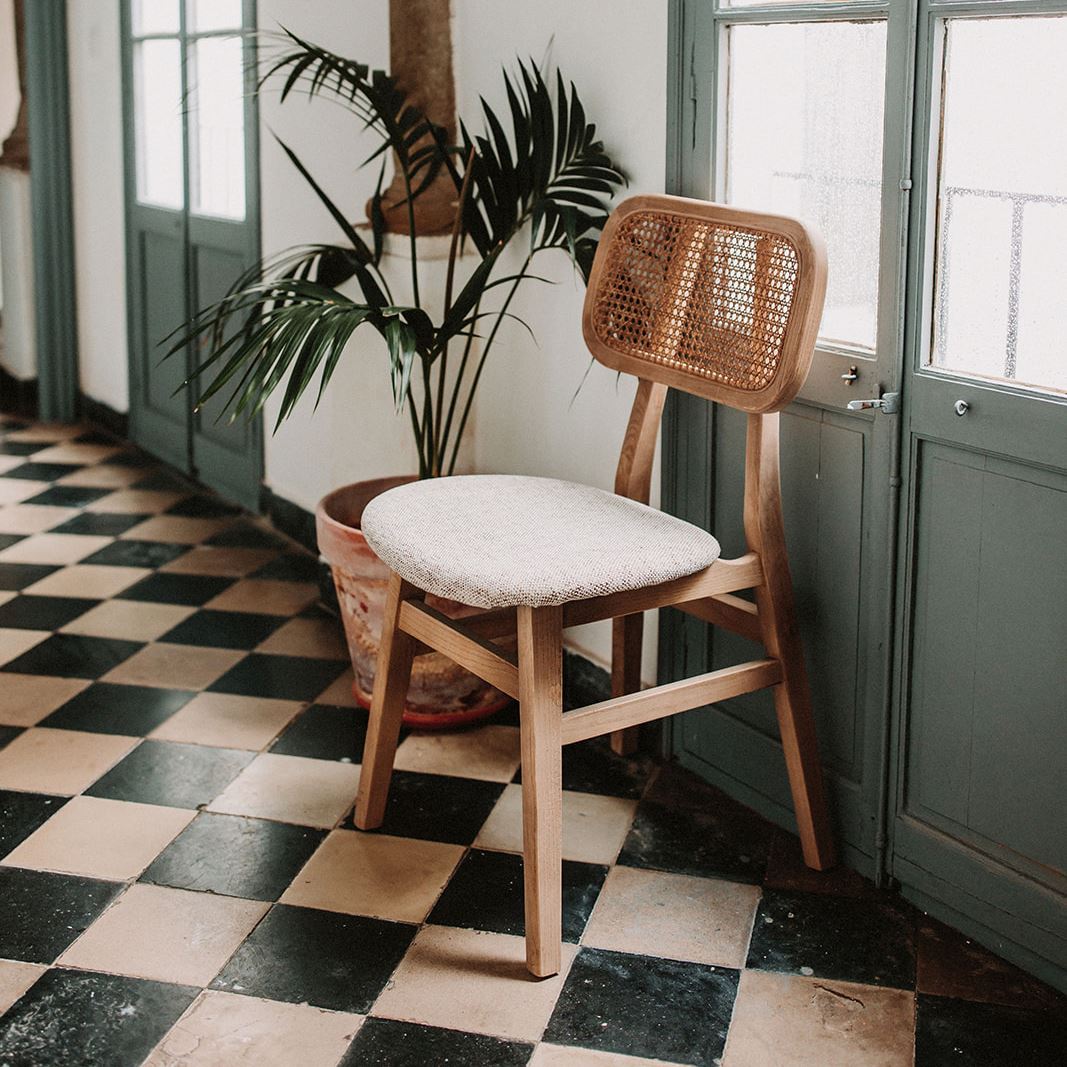 SILLA DE MADERA BORIS de estilo vintage-bistró tapizada en loneta y respaldo de enea. Encuéntrala en MisterWils. Más de 4000m² de exposición y almacén. sesión 2