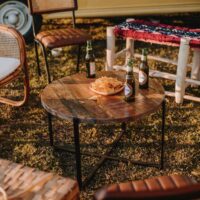 BELLADONA Table auxiliaire de style industriel avec structure en acier et plateau circulaire en bois tropical | Trouvez-la chez MisterWils