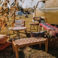 BELLADONA Table auxiliaire de style industriel avec structure en acier et plateau circulaire en bois tropical | Trouvez-la chez MisterWils
