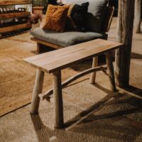 JANORY Banc de style rustique vintage fabriqué en bois te teck| Trouvez-le chez Mister Wils. Plus de 4000m² d'exposition. Buffets, étagères, luminaires...