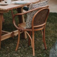 DESMOND BROWN Chaise de style bistrot avec accoudoirs en bois de hêtre avec dossier en rotin naturel | Trouvez-la chez MisterWils.