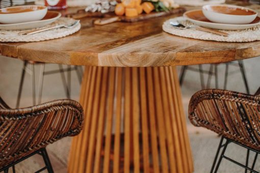 SOLOMON TABLE Table ronde de style scandinave fabriquée en bois, design bâtonnets. Trouvez-la chez Mister Wils. Plus de 4000m² d'exposition. Buffets, étagères, luminaires, tables, chaises, canapés et banquettes, tabourets, ventilateurs, plantes artificielles...