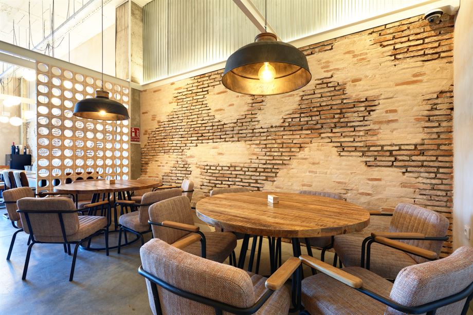 proyecto de interiorismo MisterWils- sala 3, mesas y sillas tapizadas 2