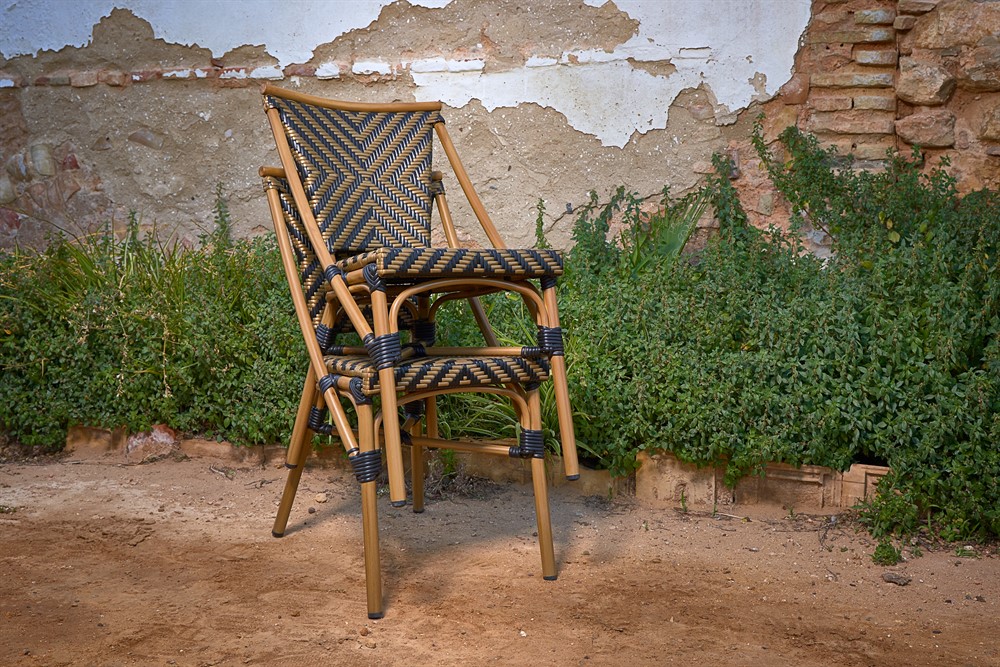 Sillas apilables de estilo bistrot en colores oscuros