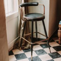 TABOURET HAUT EN MÉTAL ET CUIR GATIMBER style mid century | Trouvez-la chez MisterWils. Plus de 4000m² d'exposition. Shooting Photo