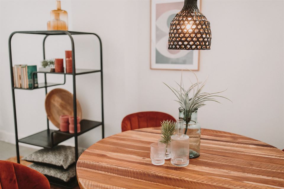 Une table ronde est idéale dans le salon ou comme table de salle à manger. Comment choisir celle qui convient le mieux à votre espace ? 1