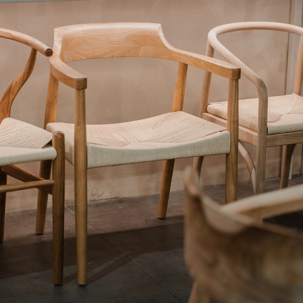 SILLA DE MADERA VAGRAM estilo Nórdico. Encuéntralo en MisterWils. Más de 4000m² de exposición y almacén. Sesion Fotos Salón Habitat 2024