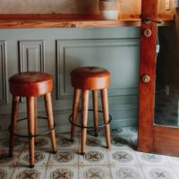 TABOURET EN CUIR COLT style industriel | Trouvez-la chez MisterWils. Plus de 4000m² d'exposition. 5