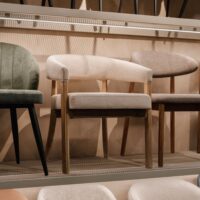 CHAISE EN BOIS ODEI, de style contemporain