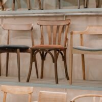 CHAISE EN BOIS POSEIDON, de style Bistro