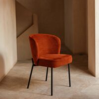 CHAISE TAPISSÉE FABIO, style contemporain | Trouvez-la chez MisterWils. Plus de 4000m² d'exposition. Shooting Photo Medina Sidonia