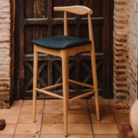 TABOURET HAUT EN BOIS TAPISSÉ HANSEN | Trouvez-la chez MisterWils. Plus de 4000m² d'exposition. 1