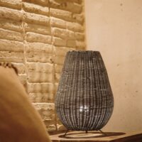 LAMPE DE TABLE ARTEKA en rotin de style Scandinave | Trouvez-la chez MisterWils. Plus de 4000m² d'exposition. 2