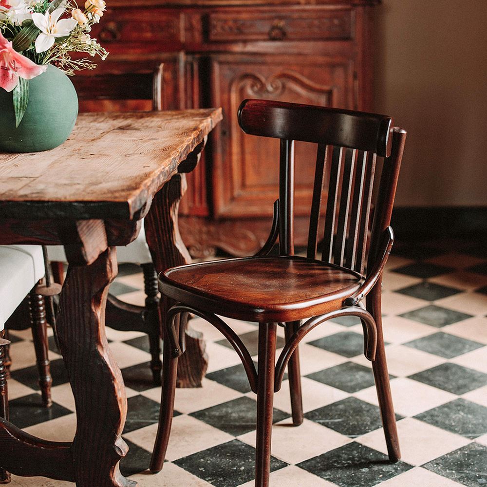 silla de madera Burdeos fotografía en salón