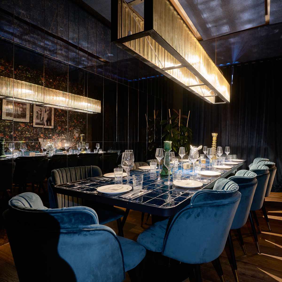 Sala de restaurante con mesa y sillas tapizadas Lugger