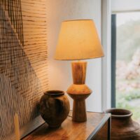 LAMPE SUR PIED TEMUCO, style méditerranéen | Trouvez-la chez MisterWils. Plus de 4000m² d'exposition. 6