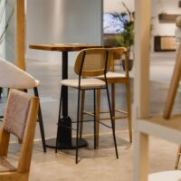 TABOURET HAUT TAPISSÉ CARDINAL style Mid Century | Trouvez-la chez MisterWils. Plus de 4000m² d'exposition. 26