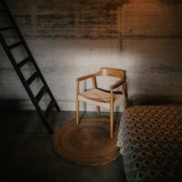 CHAISE EN BOIS VAGRAM, de style nordique | Trouvez-la chez MisterWils. Plus de 4000m² d'exposition. 5