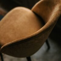 CHAISE TAPISSÉE ERIKA, de style Mid Century | Trouvez-la chez MisterWils. Plus de 4000m² d'exposition. 5