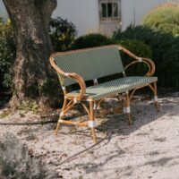 BANC EN ROTIN ISONA de style bistrot | Trouvez-la chez MisterWils. Plus de 4000m² d'exposition. Session Photo Tavira 2