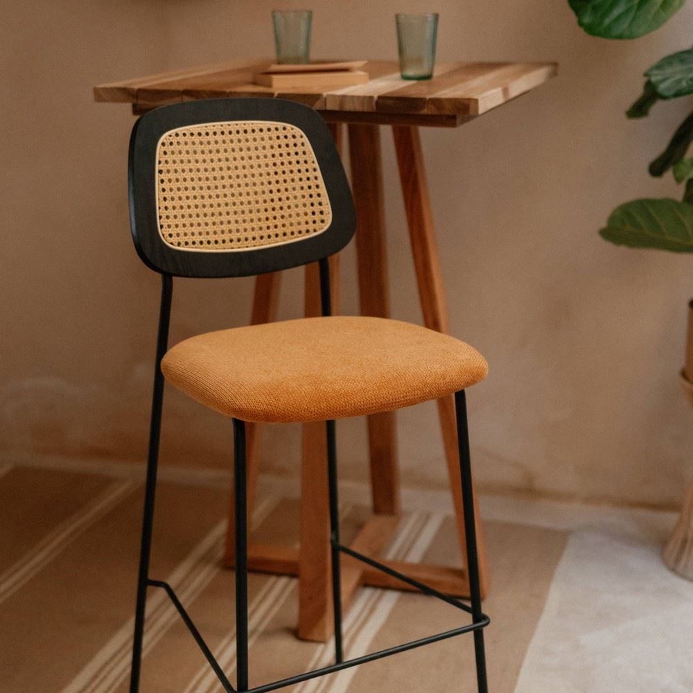 TABURETE ALTO TAPIZADO MURRAY estilo Mid Century. 1 | Sesion fotos Medina Sidonia