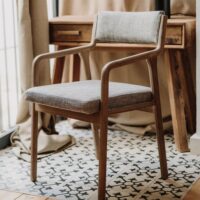 CHAISE EN BOIS TAPISSÉE KUMSU, style Nordique | Trouvez-le chez MisterWils. Plus de 4000m² Shooting Photo 2