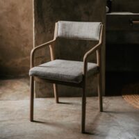 CHAISE EN BOIS TAPISSÉE KUMSU, style Nordique | Trouvez-le chez MisterWils. Plus de 4000m² Shooting Photo