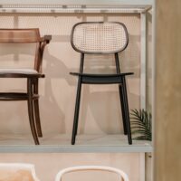 CHAISE EN BOIS CARLOT, de style Bistrot | Trouvez-la chez MisterWils. Plus de 4000m² d'exposition. Shooting Photo 2