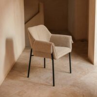 CHAISE TAPISSÉE ASTRID, de style contemporain | Trouvez-la chez MisterWils. Plus de 4000m² d'exposition. 1