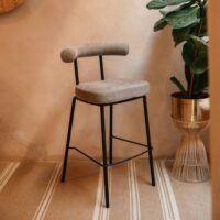 TABOURET HAUT TAPISSÉ LAZY, style contemporain | Trouvez-la chez MisterWils. Plus de 4000m² d'exposition. Shooting Photo
