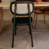 CHAISE EN BOIS CARLOT, de style Bistrot | Trouvez-la chez MisterWils. Plus de 4000m² d'exposition. Shooting Photo 1