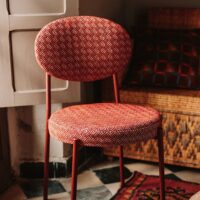 CHAISE TAPISSÉE CHARLOTTE PRASLIN, style Mid Century | Trouvez-la chez MisterWils. Plus de 4000m² d'exposition. 1