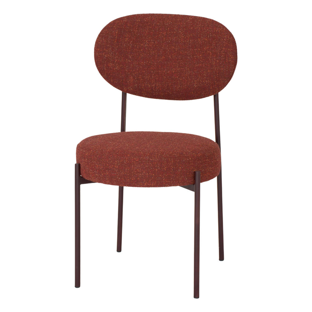 Silla tapizada Lottie, de estilo Mid Century.
Estructura tubular de acero acabada en pintura.
Asiento y respaldo tapizados en textil. color vino