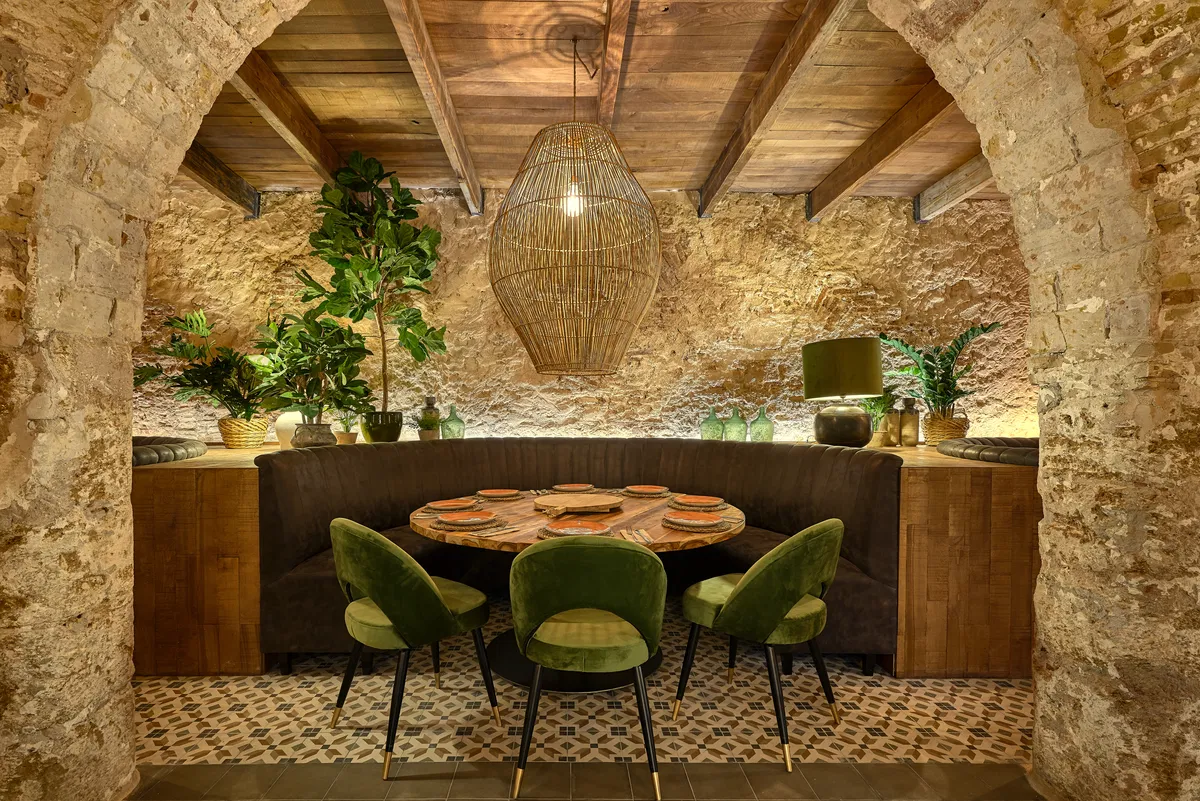 Guía técnica para profesionales sobre mesas a medida para restaurantes: tipos de fabricación, materiales, medidas, proveedores y claves antes de pedir presupuesto.