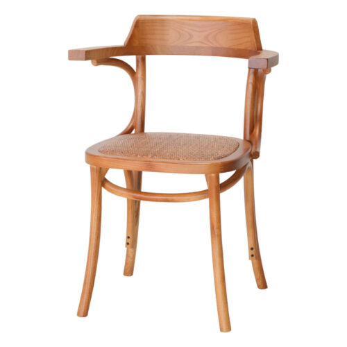 Silla de madera Ematy con reposabrazos estilo Bistró. Estructura fabricada en madera de olmo con acabado en tono roble. Asiento en ratán natural trenzado.